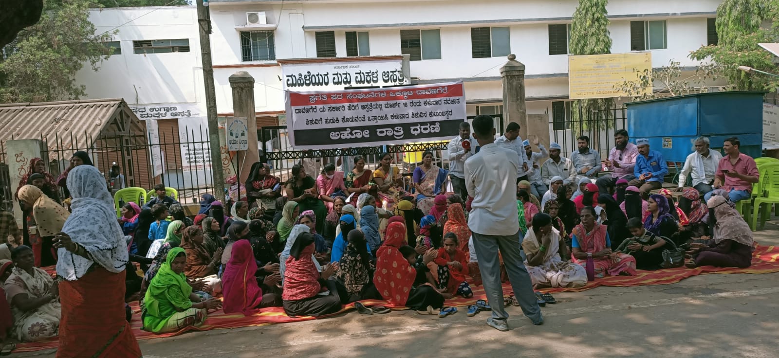 ಕಳುವಾದ ನವಜಾತ ಶಿಶುವನ್ನು ಹುಡುಕಿಕೊಡುವಂತೆ ಒತ್ತಾಯಿಸಿ ಅಹೋರಾತ್ರಿ ಧರಣಿ…