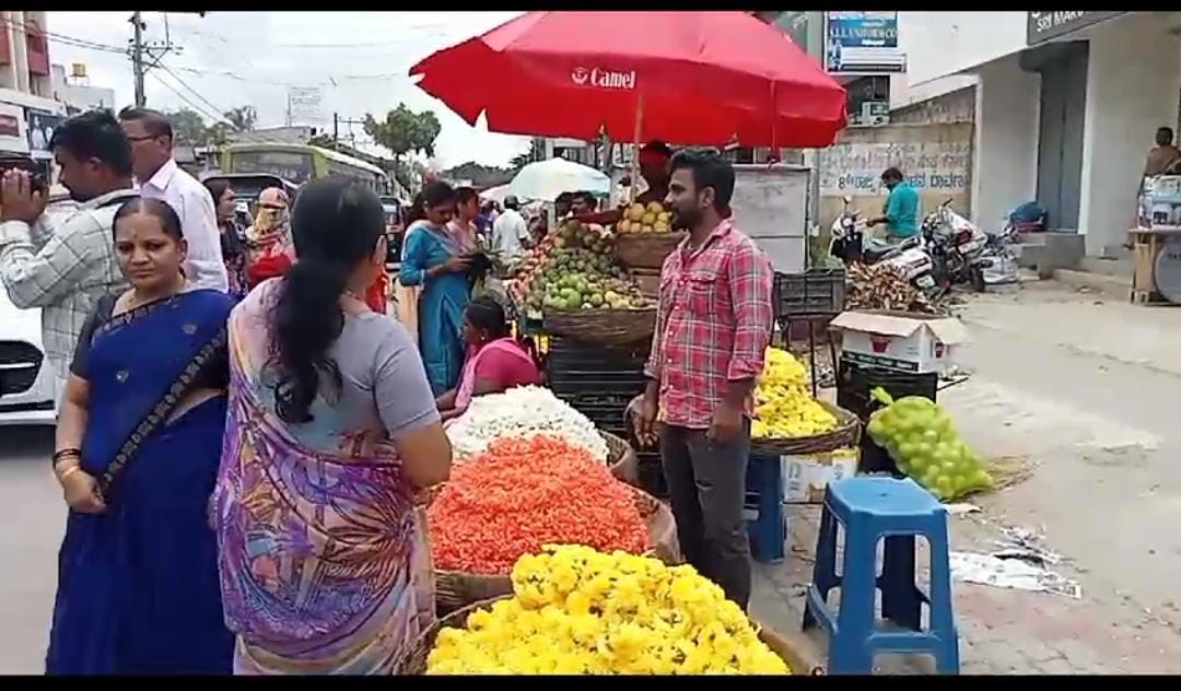 ವರಮಹಾಲಕ್ಷ್ಮೀ ಹಬ್ಬಕ್ಕೆ ದುಪ್ಪಟ್ಟಾದ ಹೂ- ಹಣ್ಣುಗಳ ಬೆಲೆ,,,