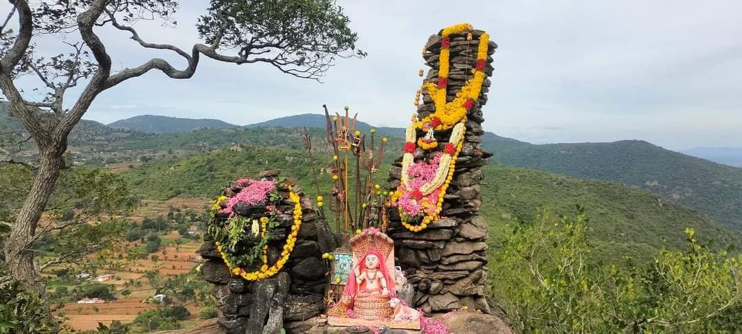 ಮಹದೇಶ್ವರ ಬೆಟ್ಟದ ಕಾಡೋಲ ಗ್ರಾಮದ ಉತ್ತರ ದಿಕ್ಕಿನ ಸಾಲೂರು ಮಠದಿಂದ ಸುಮಾರು 2 ಕಿ.ಮಿ ದೂರದಲ್ಲಿರುವ ಬೆಟ್ಟದ ಮಾದಪ್ಪ ಸ್ವಾಮಿ