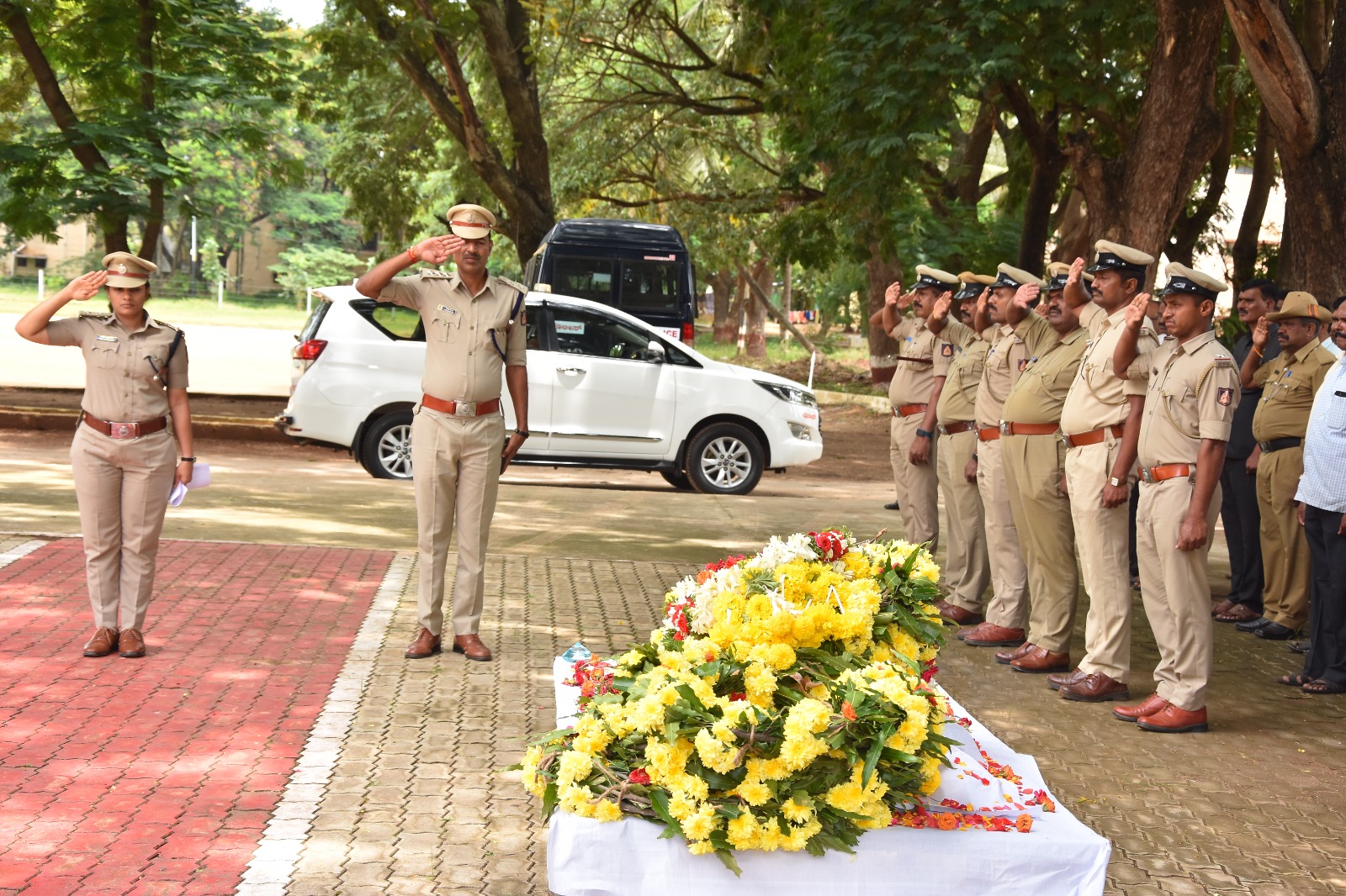 ಪೊಲೀಸ್ ಇಲಾಖೆಗೆ ಬೆನ್ನೆಲುಬಾಗಿದ್ದ ಶ್ವಾನ ಸೌಮ್ಯಗೆ  ;ಸಕಲ ಪೊಲೀಸ್ ಗೌರವಗಳೊಂದಿಗೆ ಅಂತ್ಯ ಸಂಸ್ಕಾರ